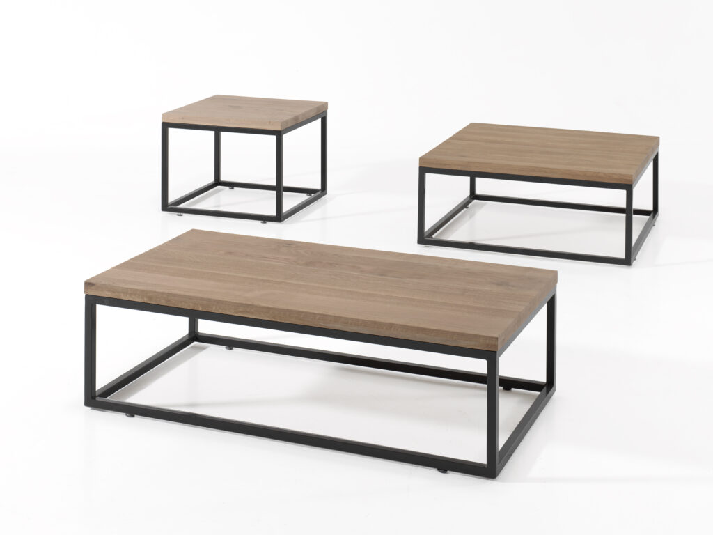 Kleine tafels met bovenblad in hout en zwart onderstel