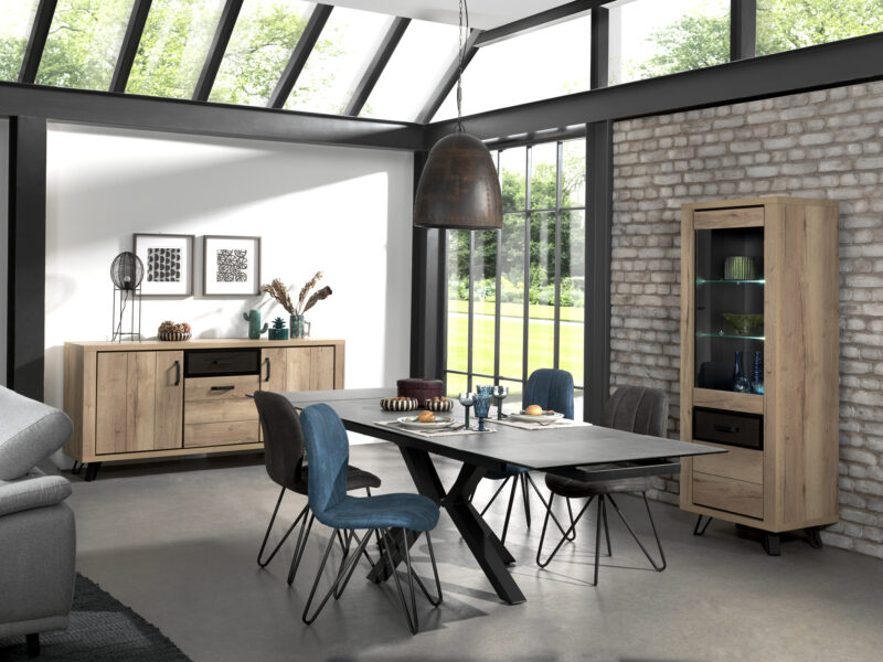 Eetkamer in hout met zwarte accenten