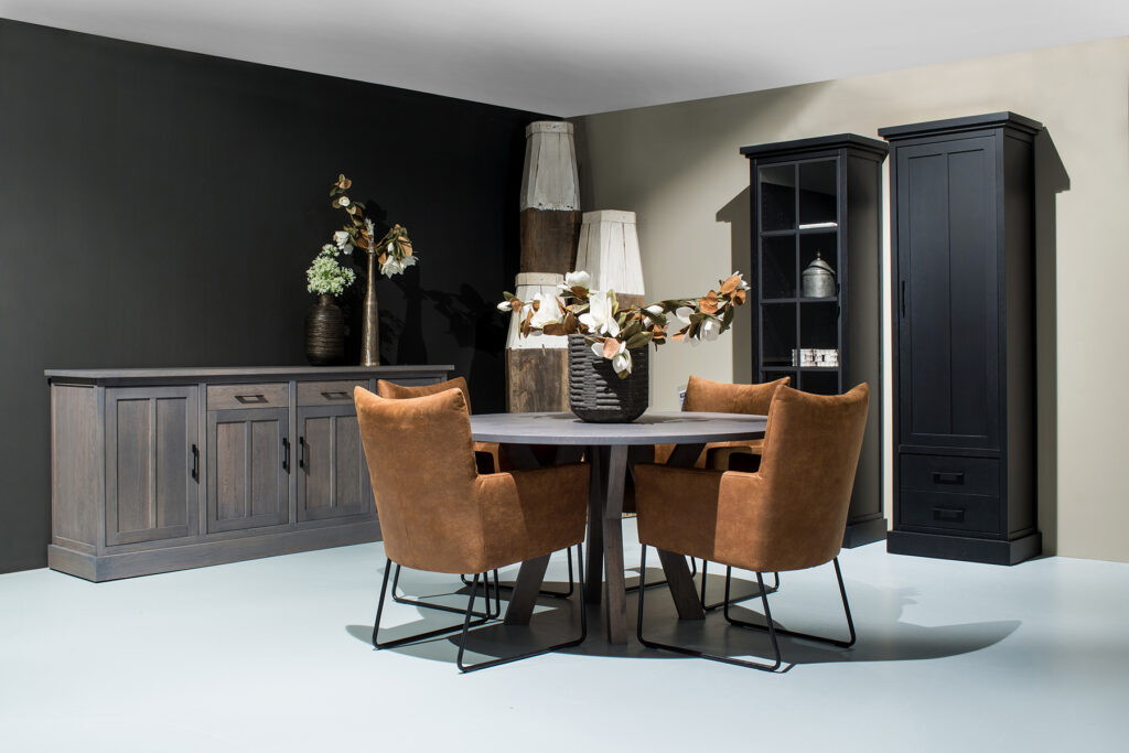 Eetplaats met ronde tafel in hout