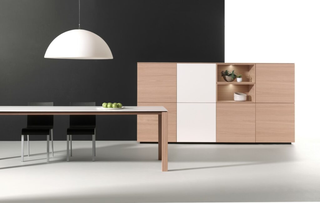 Hoge dressoir met wit element