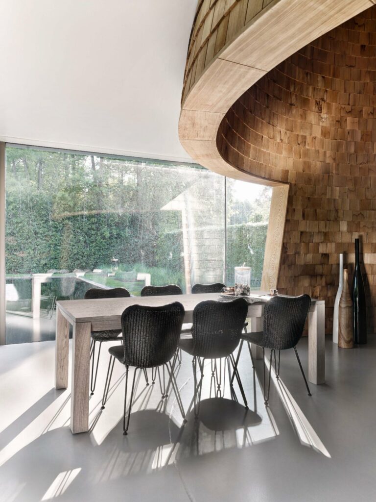 Houten tafel met moderne loomstoelen