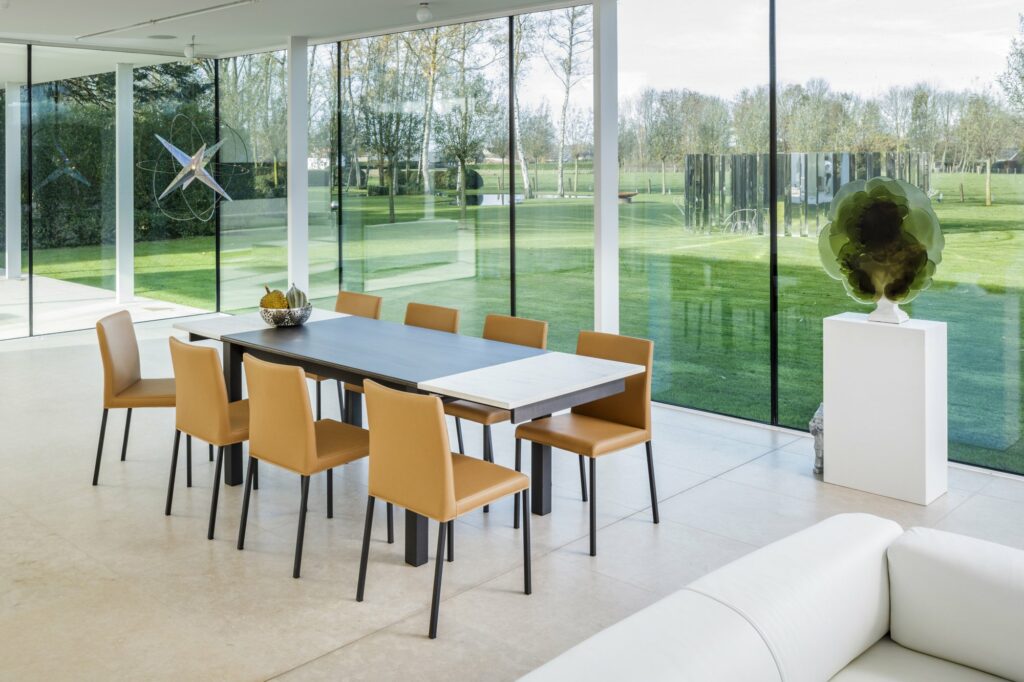 Uittrekbare tafel in contrastkleuren met stoelen