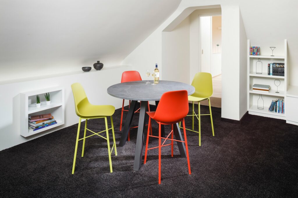 Artistiek vijver voorspelling Ronde hoge tafel met gekleurde stoelen - Meubelen Lucas | Salons,  Eetkamers, slaapkamers