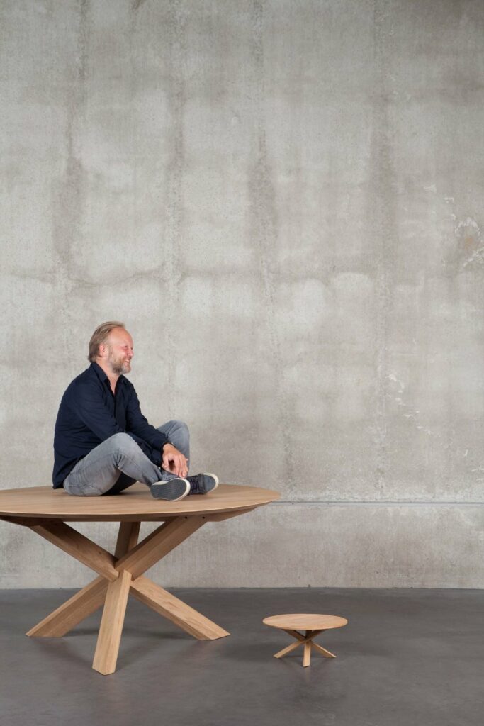 Ronde eettafel in hout en ronde bijzettafel in hout