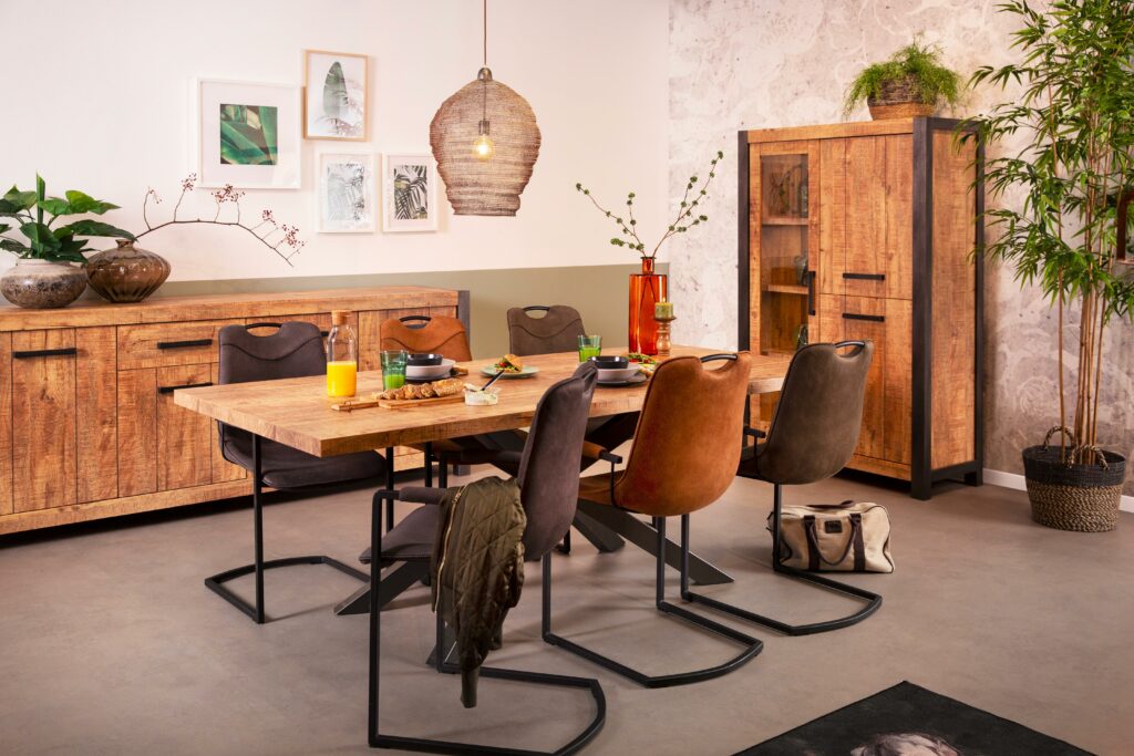 Eetkamer in mangokleur