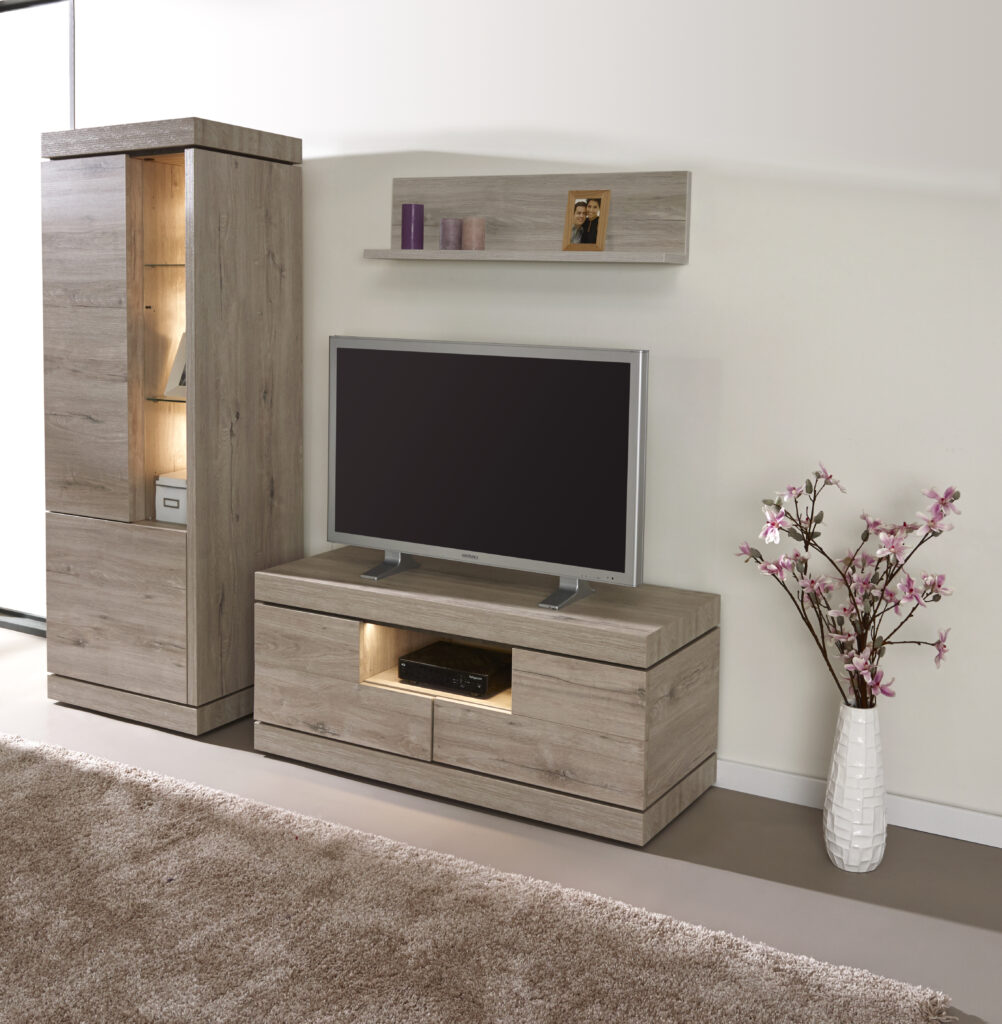 TV-meubel in combinatie met kast en hangplank