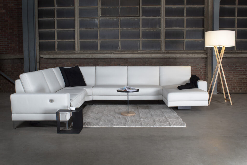Grote hoeksalon met electrische longchair