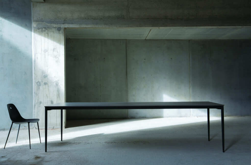Moderne extra lange designtafel