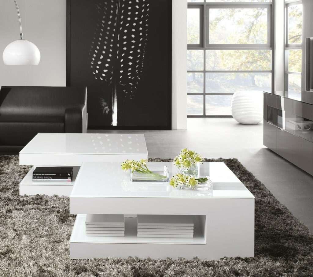 Salontafels in mat lak en bovenblad in glas