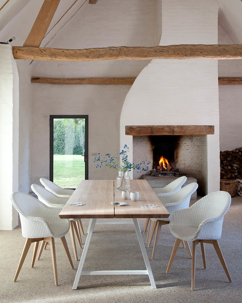 Landelijke stoel wit met houten poten Meubelen Lucas | Salons, Eetkamers, slaapkamers