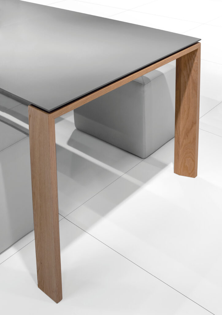 Uitschuifbare tafel met keramieken blad en eiken poten