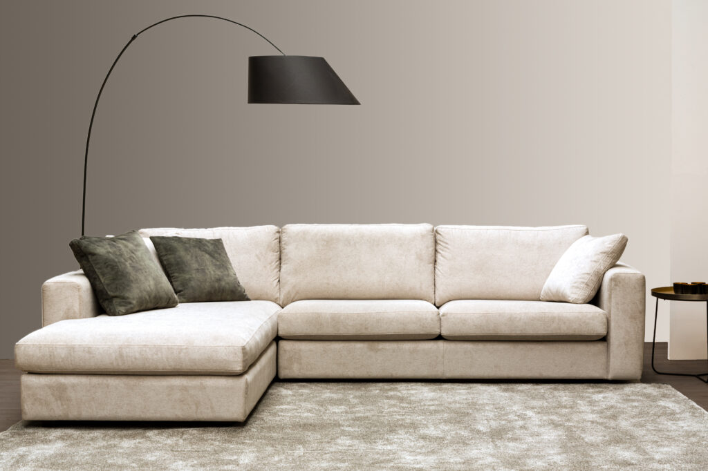 Salon met longchair in stof
