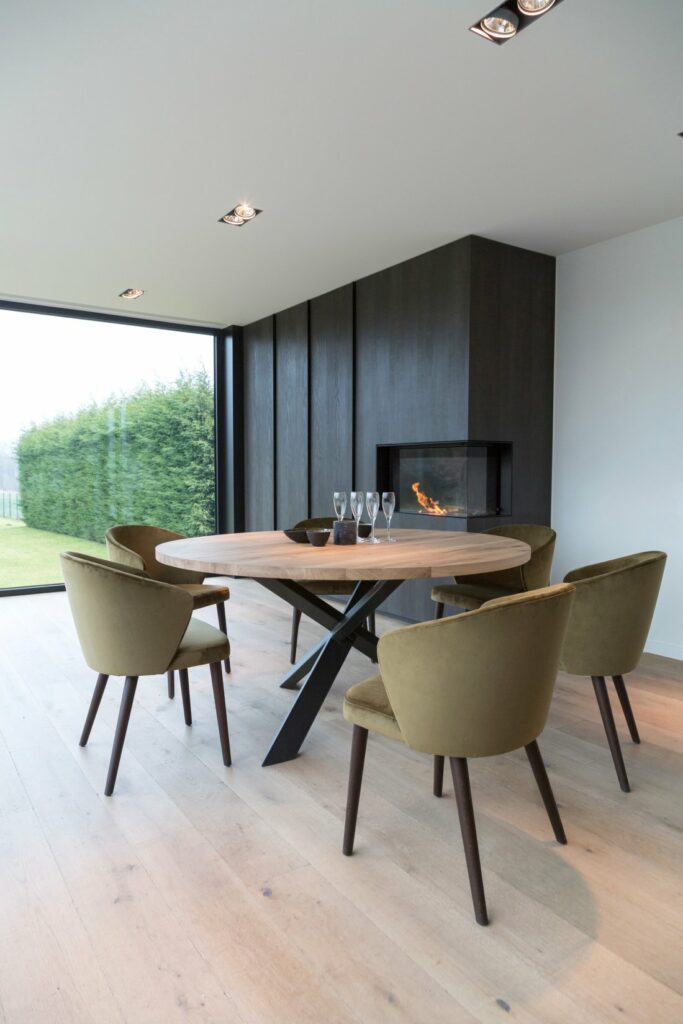 Ronde tafel met eikenblad en x poot en stoffen fauteuils