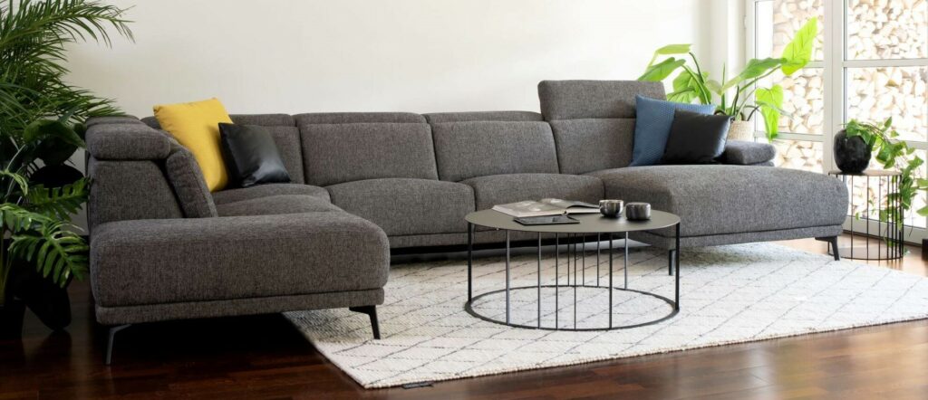 Hoeksalon in stof met longchair