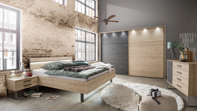 Slaapkamer met schuifdeurkast, commode en nachttafels