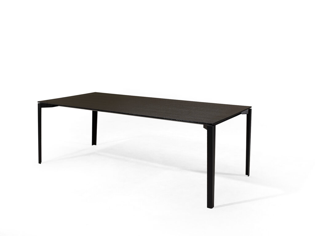 Tafel met keramieken blad