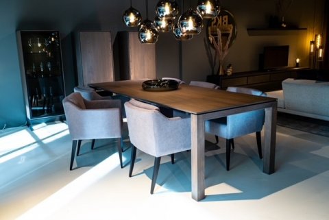 Moderne eetkamer in hout
