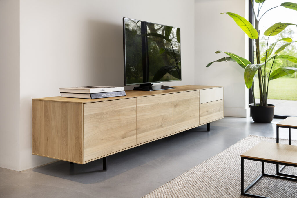 Tv-meubel in lichte eik-kleur met ladefront in ivoorkleur